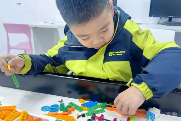 武汉竞思少儿编程_学员学习场景展示
