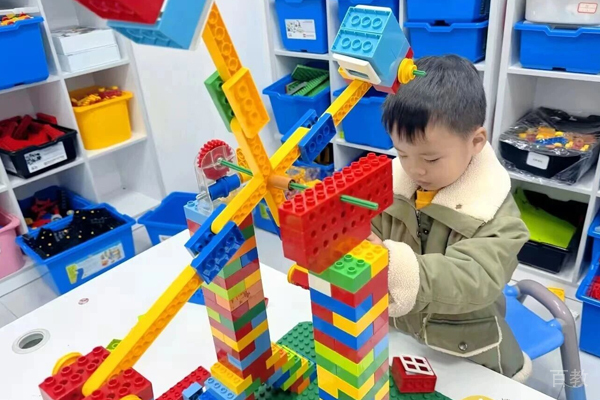 武汉竞思少儿编程_学员课堂学习场景展示