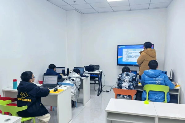 武汉竞思少儿编程_学员课堂学习场景展示