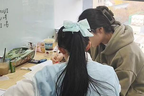 机构老师教学情景2