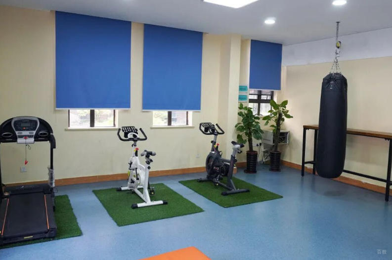 学校健身房环境