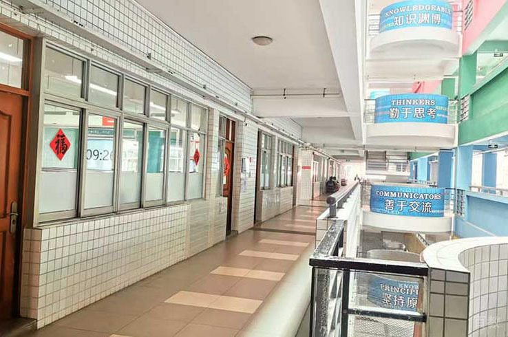 学校教室门口环境