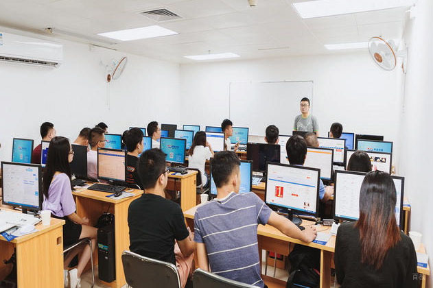 广州言火AI教育_学员上课场景