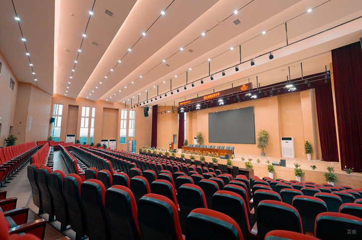成都市青白江区鸿鹄高级中学_会议厅环境