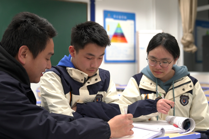 成都市青白江区鸿鹄高级中学_师生互动