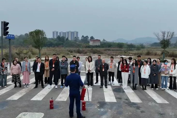 成都市青白江区鸿鹄高级中学_消防演练