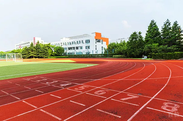 成都润德英才学校_运动场环境
