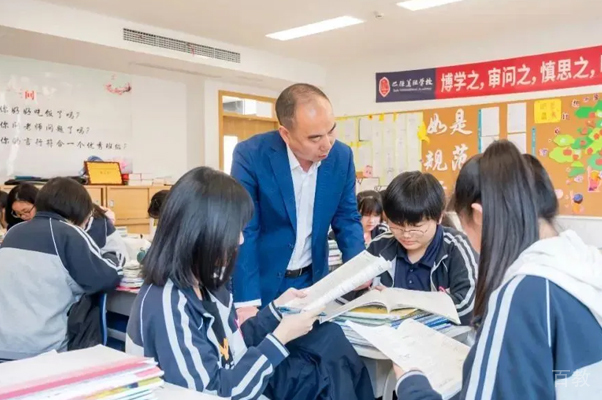 成都润德英才学校_师生互动