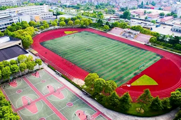 上海工商外国语职业学院_体育场环境