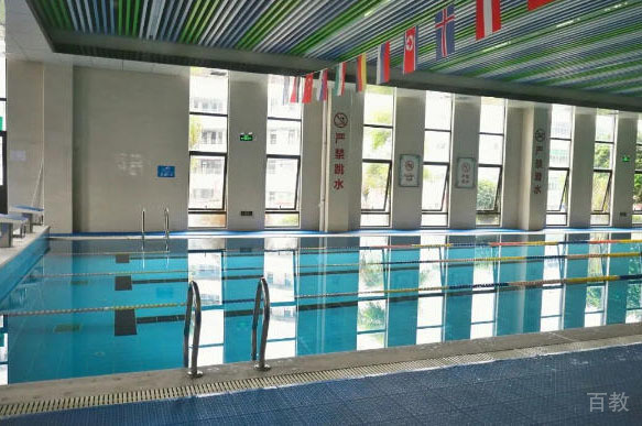 学校游泳馆