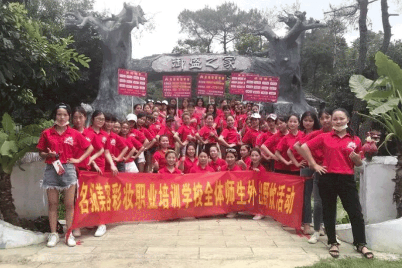 户外活动合照