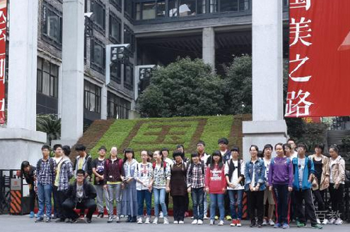上海上城融高学校_合影环境