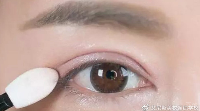 化妆培训：化妆师教你学会画眼线 