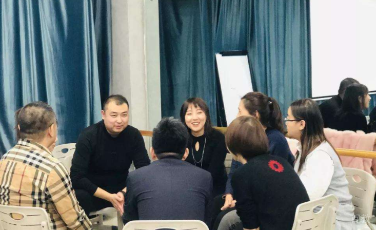 上海诚美美容学院老师讨论学术问题