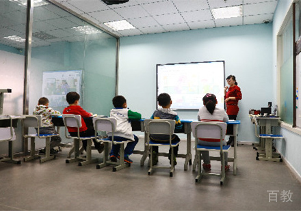 小学辅导班教学场景