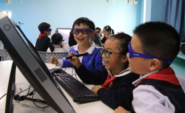 上海和码编程孩子相互帮助