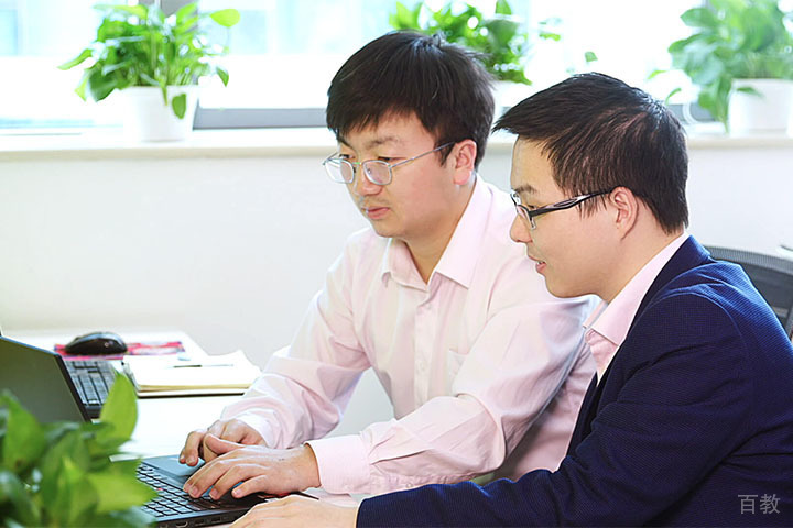 重庆龙文教育辅导课堂，正衣冠以正态度，筑梦路上，绝不妥协