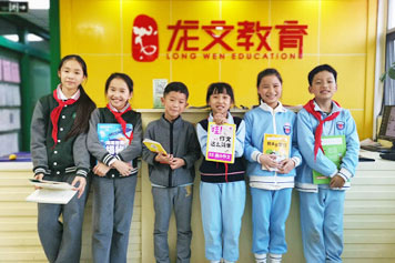重庆龙文教育学员合影，享受分享的喜悦，体会阅读的乐趣