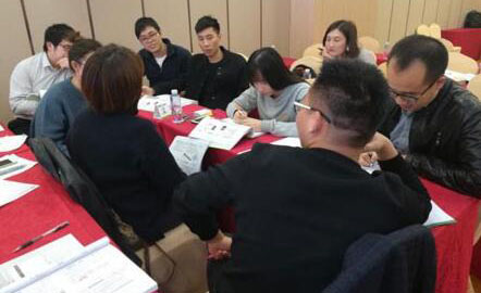 上海清晖项目管理教育学员互相讨论