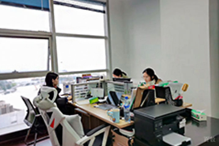 正在办公的老师们