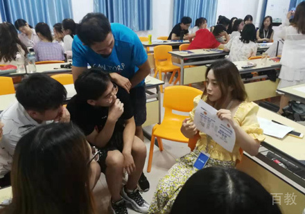 江西文都考研老师为学员进行课后讲解