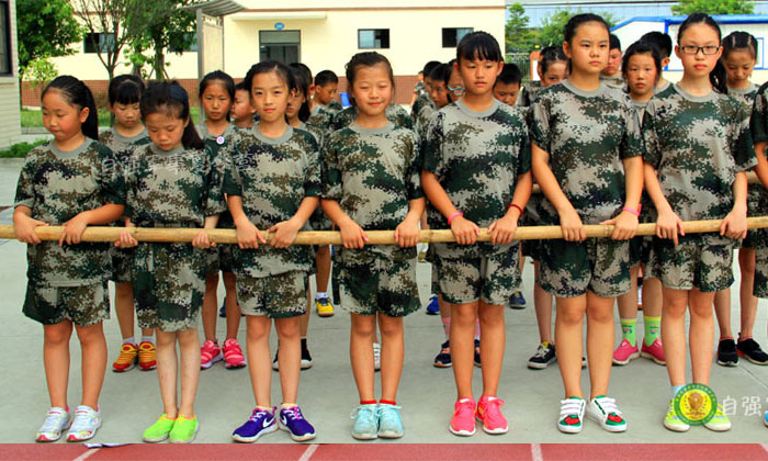 成都自强军事夏令营学员教学环境，齐步训练方法