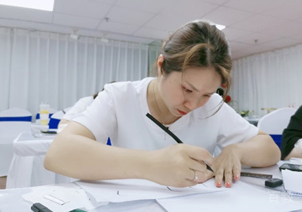 福州艾山职业培训学校学员上课场景