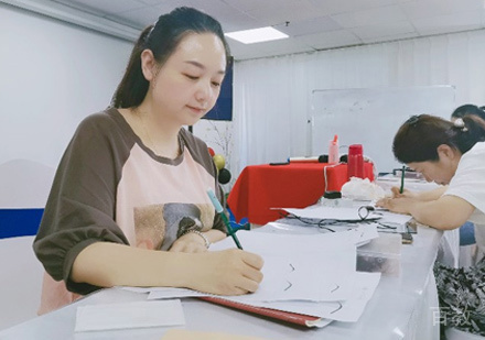 福州艾山职业培训学校学员上课场景