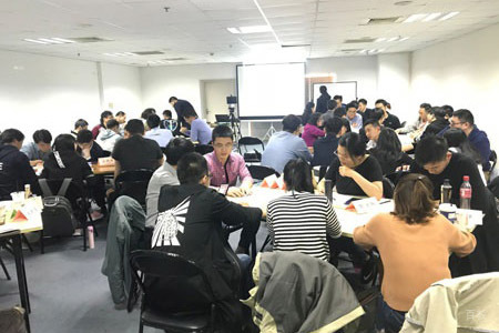 清晖的教务老师全程陪同学员上课