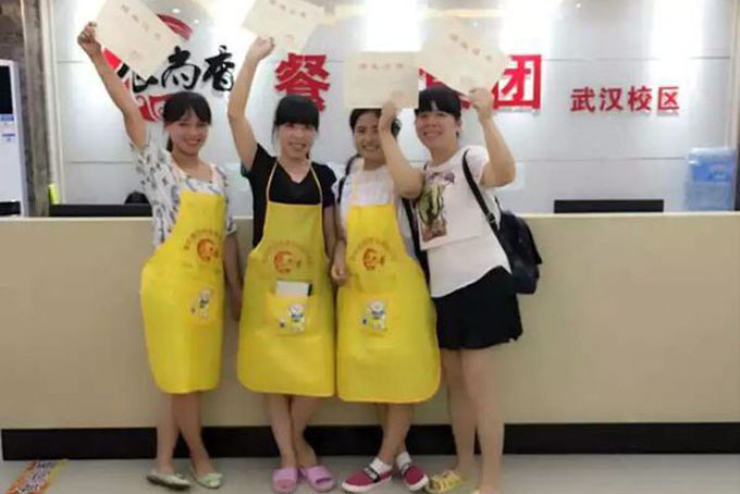 武汉食尚香餐饮小吃培训学校学习甜品学员毕业照片