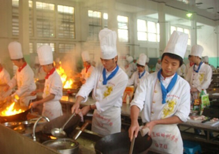 福建烹饪职业培训学校学员动手实操课