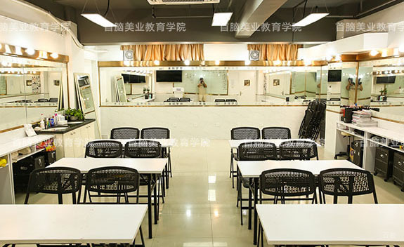 首脑美容美发化妆美甲学院化妆教室