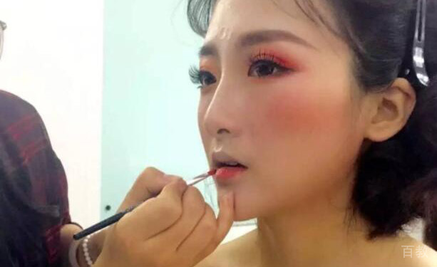 湖南洛华艾芭化妆美甲培训学校学习课堂