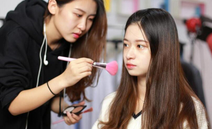 湖南洛华艾芭化妆美甲培训学校化妆课堂