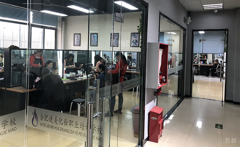 合肥婕美化妆培训学校的化妆培训室环境