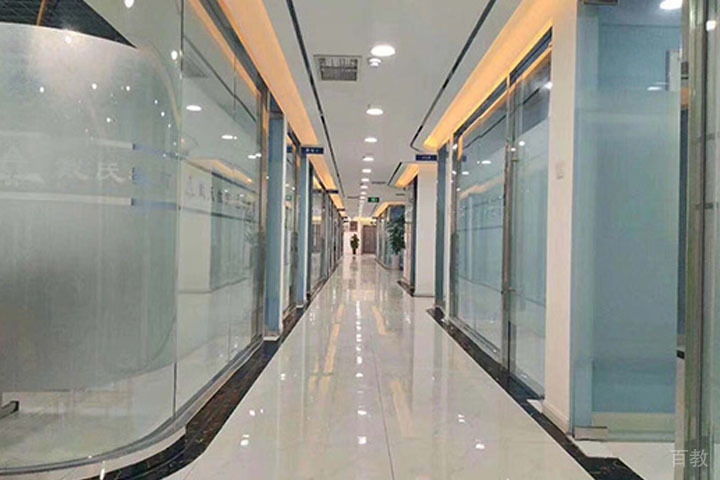 成都戴氏高考中考培训学校校区走廊环境