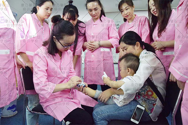 武汉旷郁康乃馨母婴护理培训学校高级育婴师实训现场