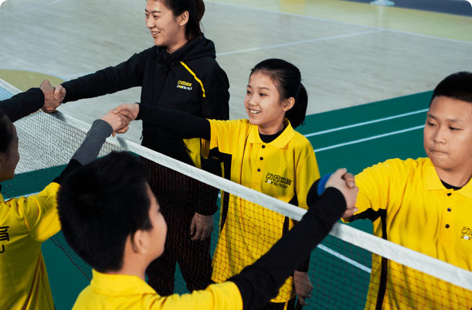 重庆动因体育羽毛球培训课堂，团队合作训练，让孩子之间通过配合