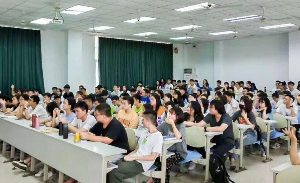 上海新航道好轻松考研学生课堂学习