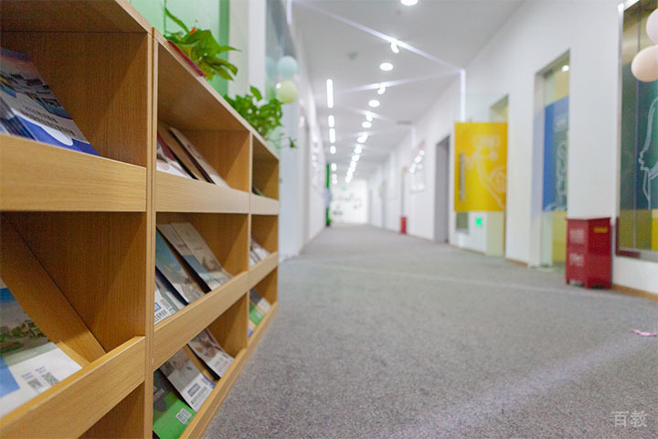 成都华新文登考研走廊环境