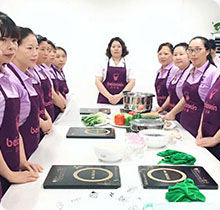 武汉贝安馨母婴护理培训学校老师在教学员做月子餐