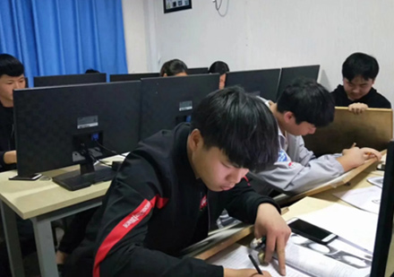 西安华人职业培训学校手绘课上课场景
