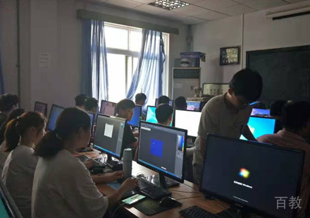 郑州华人职业培训学校课堂上课场景
