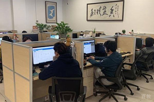 重庆VIPCODE在线少儿编程的老师正在进行在线培训