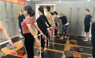 上海IYoga瑜伽教培中心课堂学习