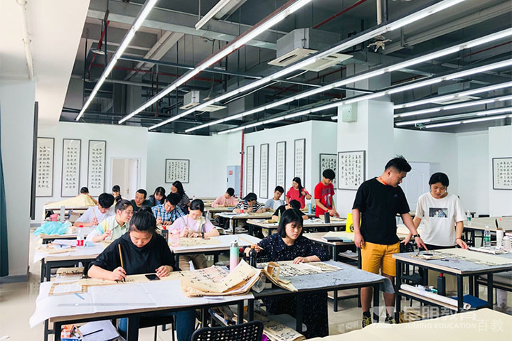 重庆巨明艺考书法班教室环境