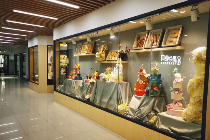 重庆熳点烘焙的西点展示区