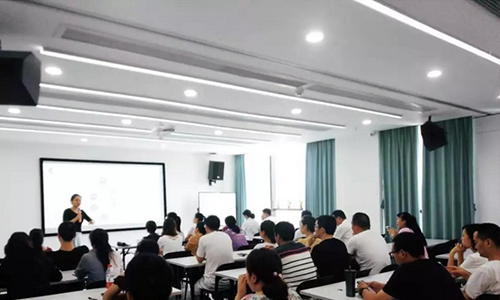 学生们听课