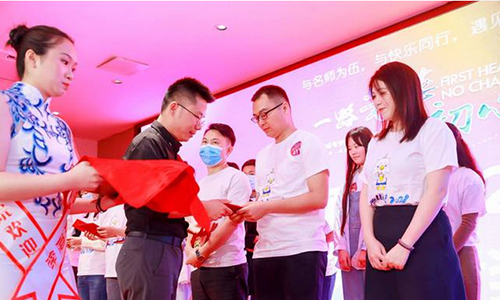 老师为学员颁奖