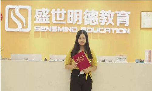 学生获得毕业证书